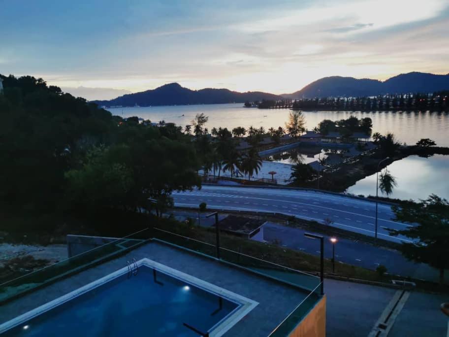 Marina Heights Hotel Residences Лумут Экстерьер фото